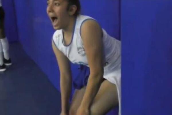 ŠTA JE S MOZGOM? Ovo je UŽASNO, pogledajte šta se desilo ovoj odbojkašici usred utakmice! (VIDEO)