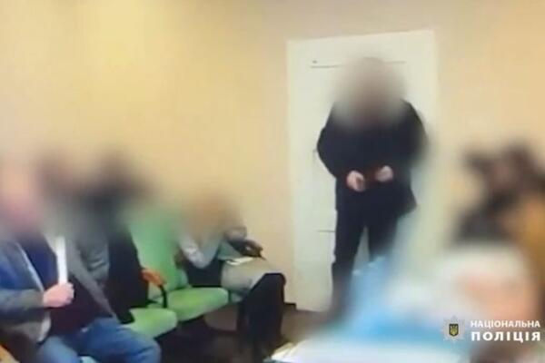 OVO JE MOMENAT KADA POMAHNITALI POLITIČAR BACA BOMBU NA POSLANIKE: Užasno uznemirujuće slike (FOTO 18+)