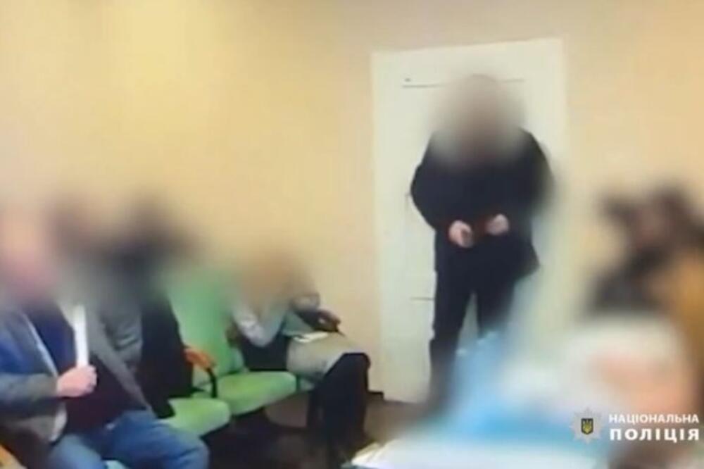 OVO JE MOMENAT KADA POMAHNITALI POLITIČAR BACA BOMBU NA POSLANIKE: Užasno uznemirujuće slike (FOTO 18+)