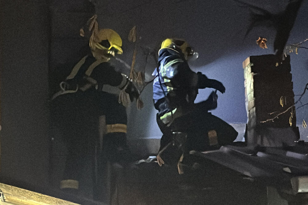 POŽAR U ZGRADI U RAKOVICI: Vatrogasci razvalili vrata stana i pronašli osobu BEZ SVESTI