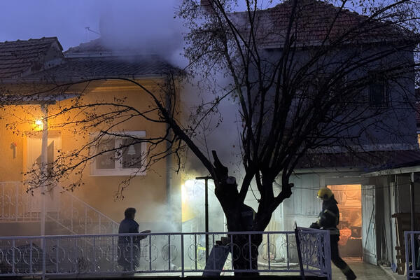 IZBIO POŽAR U KUĆI U BUDISAVI: Vatrogasci stigli na lice mesta