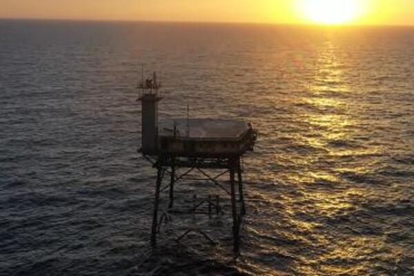 NAJOPASNIJI HOTEL NA SVETU SE NALAZI USRED OKEANA: Stoji na metalnom postolju, a gosti se bude uz opasne AJKULE?!