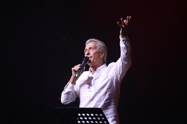 "NEKA OVA NOĆ IMA ČUDNU MOĆ" Počeo je SPEKTAKL u areni, Espreso na koncertu Miroslava Ilića, OVO VEČE ĆE SE PAMTITI