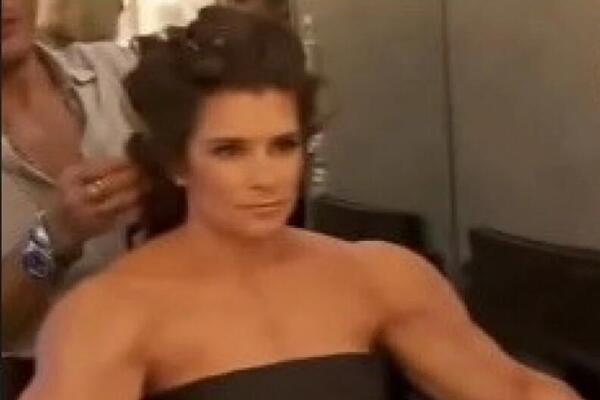 OVA ŽENA IMA NAJLEPŠE LICE NA SVETU, ALI KADA JE POGLEDAJU ISPOD... Ljudi ostanu šokirani kad ugledaju OVU PREVARU