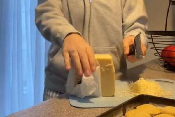 NAJLAKŠI RECEPT ZA DOMAĆI ČEDAR SIR, BOLJI OD KUPOVNOG: Par jeftinih sastojaka i imaćete NAJUKUSNIJI sir pred vama
