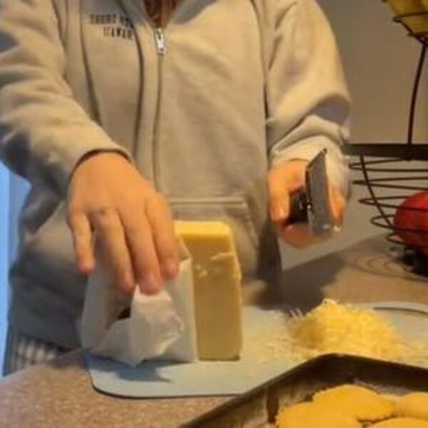 ŽENA OTKRILA DA CEO ŽIVOT POGREŠNO RENDAMO SIR: Evo kako je JEDNINO PRAVILNO (VIDEO)