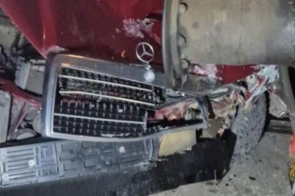 PRVE SLIKE SMRSKANOG MERCEDESA NAKON SUDARA SA VOZOM: Vozač čudom PREŽIVEO (FOTO)