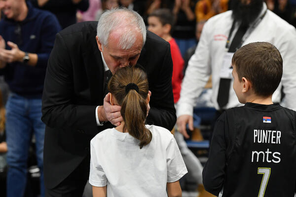 Na aerodromu Željka Obradovića dočekala devojčica koju uvek poljubi i zagrli u Areni (Video)