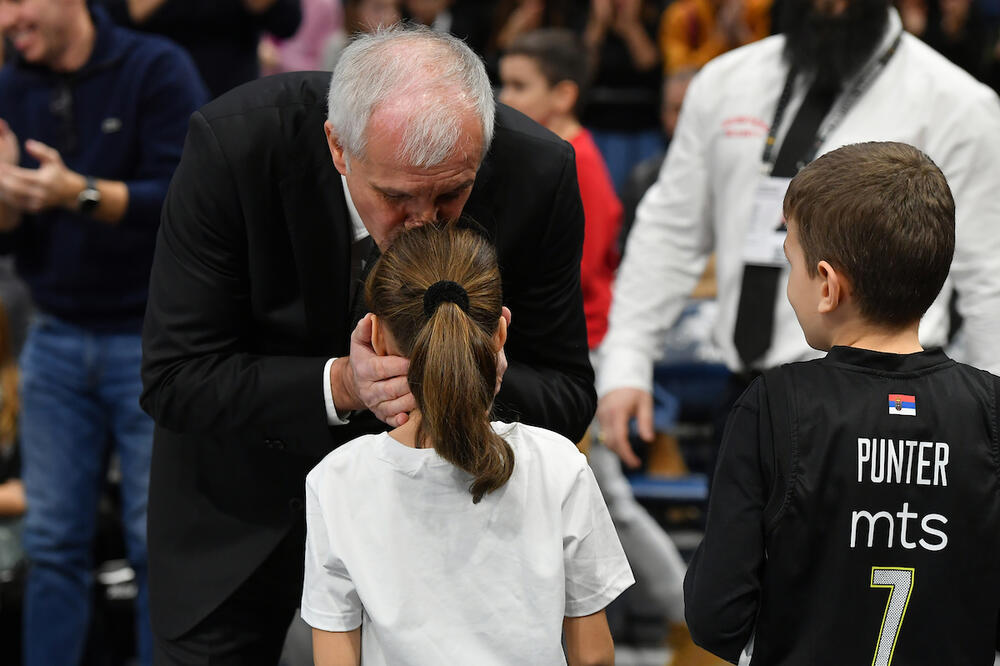 Na aerodromu Željka Obradovića dočekala devojčica koju uvek poljubi i zagrli u Areni (Video)