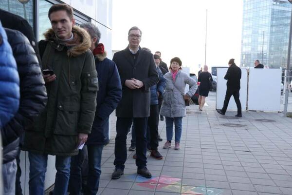 VUČIĆ STIGAO NA BIRAČKO MESTO! Pojavile se PRVE fotografije glasanja