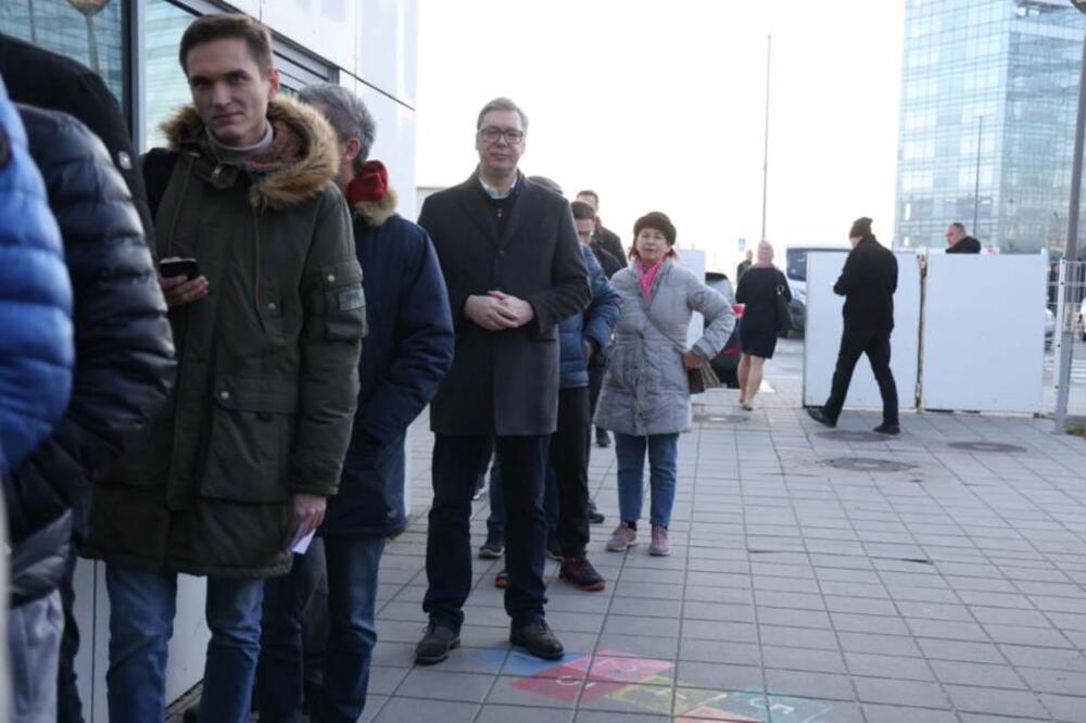 VUČIĆ STIGAO NA BIRAČKO MESTO! Pojavile se PRVE fotografije glasanja