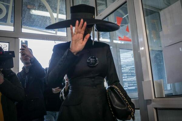 SVI SE PITAJU ŠTA ZNAČI CRNI CVET NA KARLEUŠINIM GRUDIMA: Kažu da ima VIŠESTRUKO značenje i simboliku