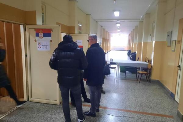 ONO ŠTO JE SAŠA MATIĆ URADIO NA GLASAČKOM MESTU JE SVE ODUŠEVILO Poneo se kao pravi gospodin, a evo sa kim je DOŠAO