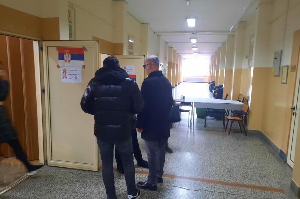 ONO ŠTO JE SAŠA MATIĆ URADIO NA GLASAČKOM MESTU JE SVE ODUŠEVILO Poneo se kao pravi gospodin, a evo sa kim je DOŠAO