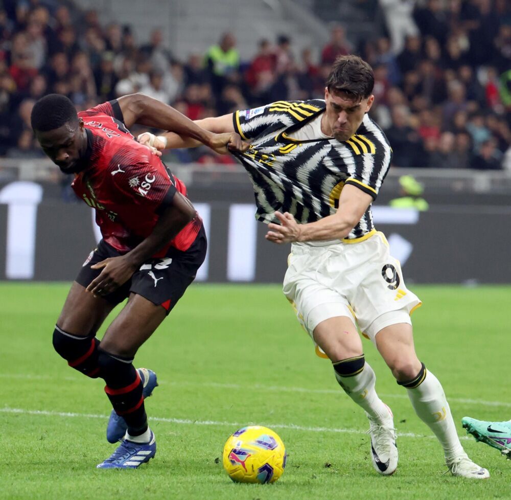 Dušan Vlahović (desno) u duelu sa Fikajom Tomorijem