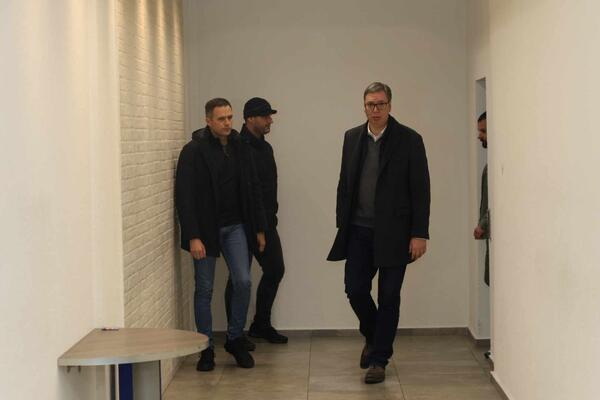 VUČIĆ STIGAO U ŠTAB SNS-A: Predsednik će u prostorijama stranke pratiti izborne rezultate