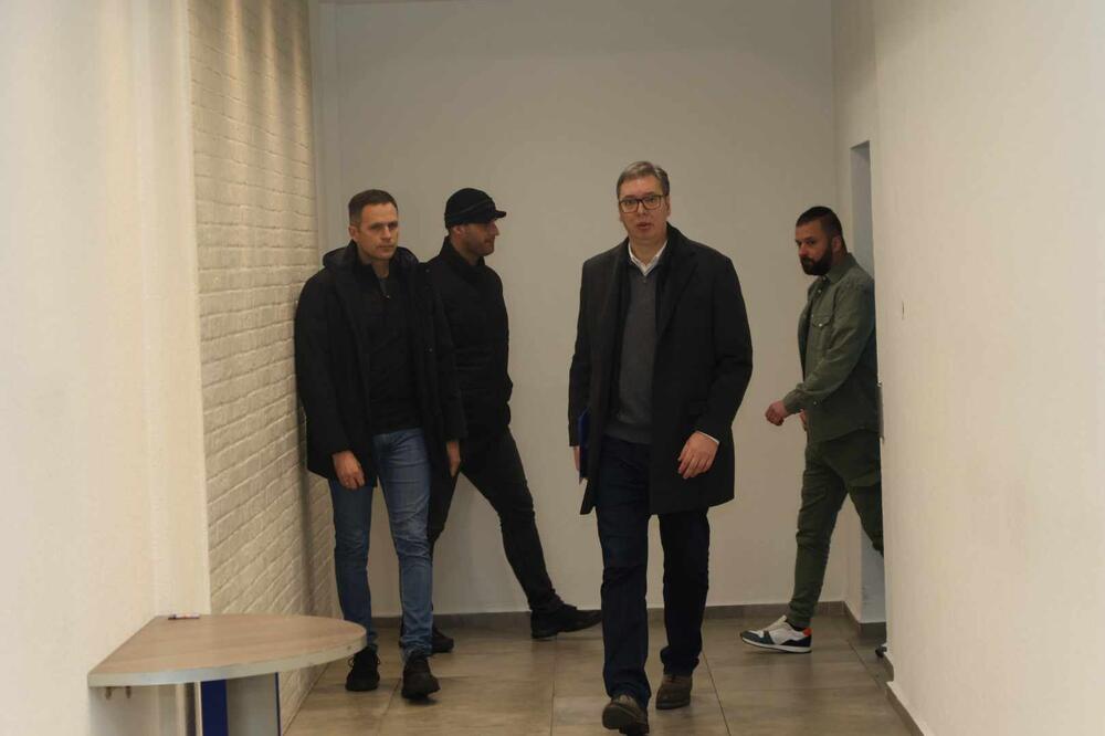PREDSEDNIK VUČIĆ PORAZGOVARAO SA NOVINARIMA U ŠTABU SNS-a: Očekuje se dolazak i Ane Brnabić (VIDEO)