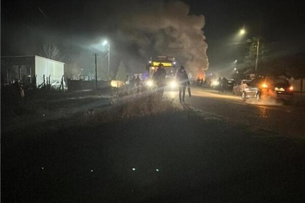 PRVE SLIKE STRAVIČNE NESREĆE KOD ŠAPCA: Obilazio autobus u KRIVINI pa se SUDARIO i ZAPALIO (FOTO)