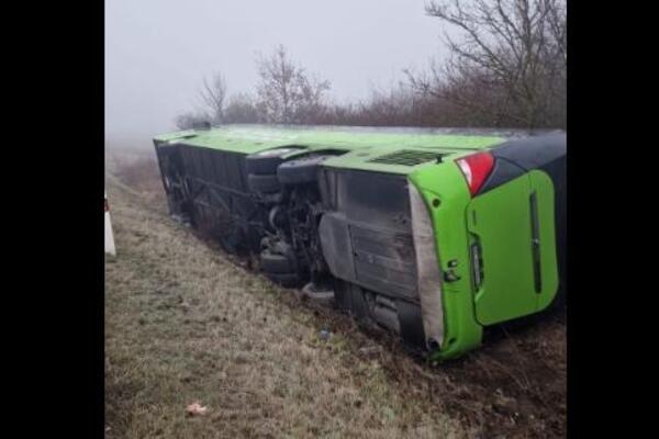 AUTOBUS PUN PUTNIKA SE PREVRNUO U SLOVAČKOJ: Deset putnika teško povređena, među njima i TROJE DECE! (FOTO)
