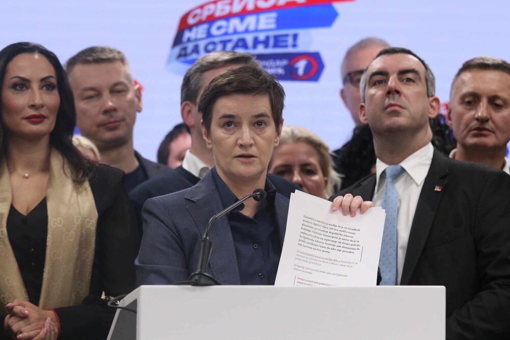 MNOGI SE PITAJU KO JE CRNKA KOJA JE STAJALA PORED ANE BRNABIĆ: Ove detalje o njenom životu RETKO KO ZNA (FOTO)