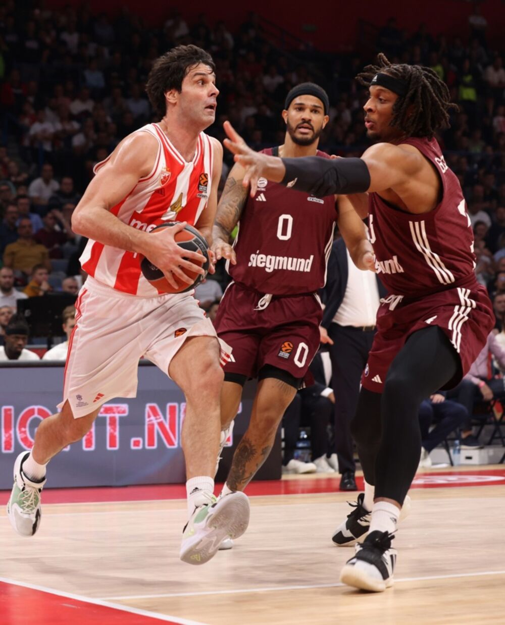 Fredi Gilespi (desno) na utakmici Crvene zvezde i minhenskog Bajerna