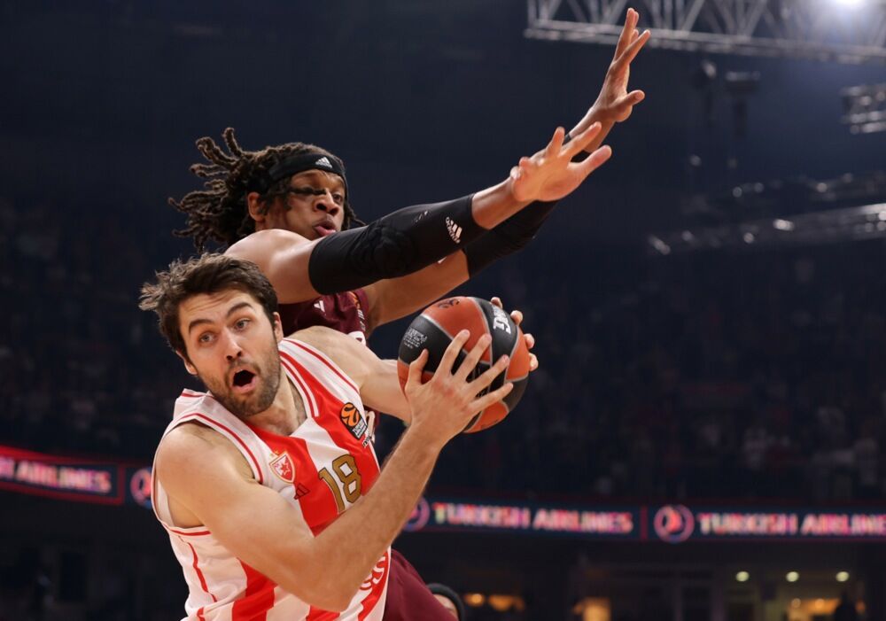 Fredi Gilespi u duelu sa Majkom Tobijem na utakmici Crvene zvezde i minhenskog Bajerna