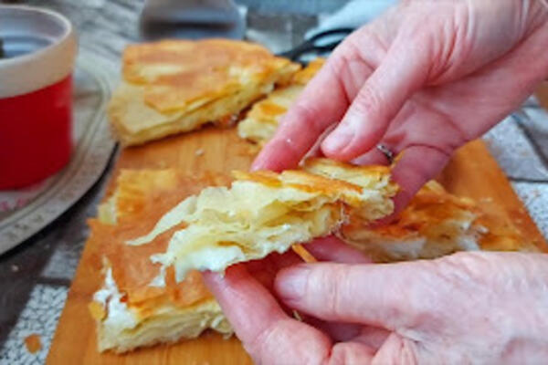 BUREK SA RAZVUČENIM KORAMA ZNAJU DA PRAVE SAMO VRSNE DOMAĆICE: Retko koja zna ovako TANKE I HRSKAVE kore da umesi