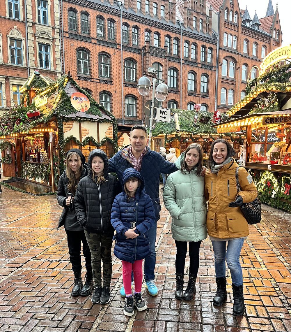 Željko Dragić sa sestrama Čavrak