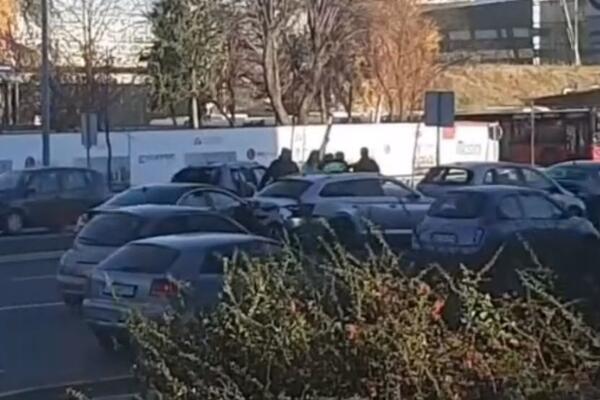 SEDAM OSOBA POVREĐENO U LANČANOM SUDARU NA NOVOM BEOGRADU: Pet automobila SLUPANO