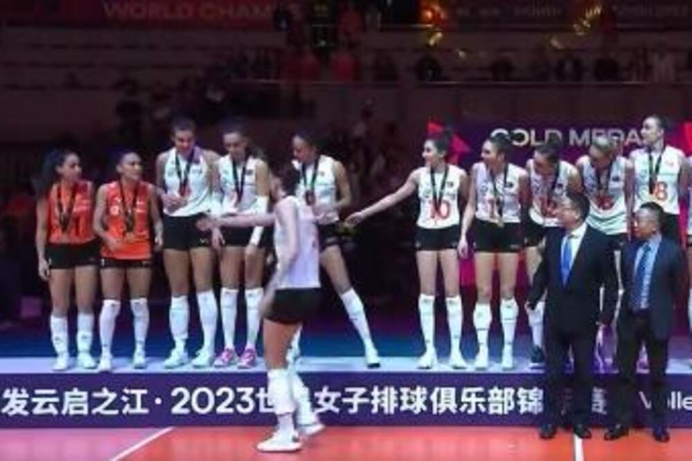 TIJANA, ŠTA TO RADIŠ? Svi u šoku zbog gesta Boškovićeve, pogledajte šta je uradila usred dodele pehara! (VIDEO)