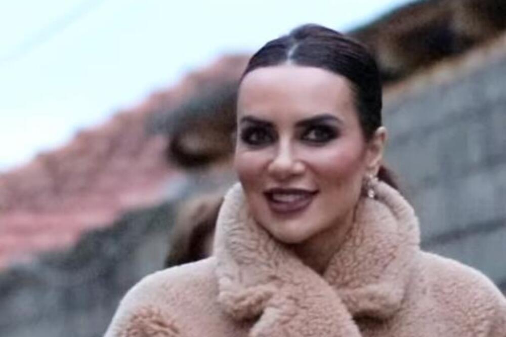 BIVŠA ALBANSKA POLITIČARKA KOJA JE HTELA DA RUŠI RAMU I DALJE OBARA SA NOGU: Grmi i u OVIM GODINAMA (FOTO)