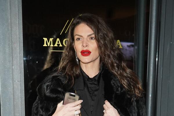 PANTALONE OSTAVILA KOD KUĆE: Brineta sinoć GLAVNA TEMA, hvatali je iz svih UGLOVA, da li uopšte ima bar DONJI VEŠ?