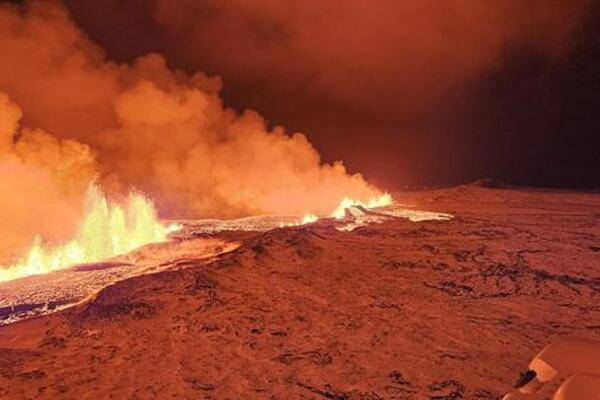 NIVO UZBUNE NA ISLANDU PODIGNUT NA NAJVIŠI NIVO NAKON ERUPCIJE VULKANA: Otvorile se pukotine, LAVA GUTA GRAD! VIDEO