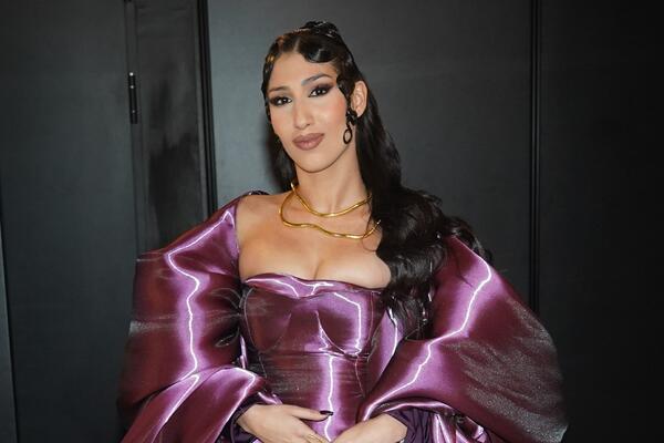 GRUDI KIPE NA SVE STRANE, SVI SU ŽELELI DA NEŠTO ISPADNE: Zanosna CRNKA razbucala prisutne, njen dekolte je DESETKA