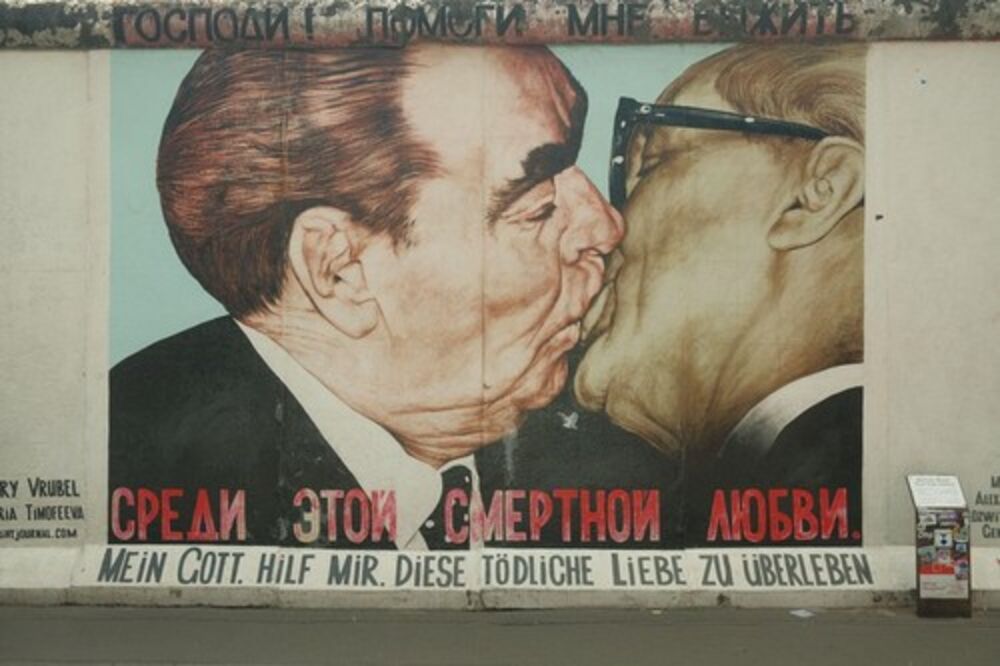 Socijalistički bratski poljubac na Berlinskom zidu