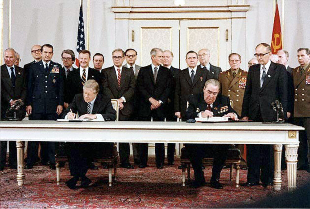 Predsednik Džimi Karter i Brežnjev potpisuju SALT II sporazum u Beču 15. juna 1979. godine