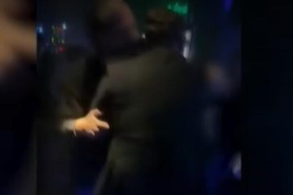 POLITIČAR SE POTUKAO U NOĆNOM KLUBU: Zaspao za stolom, pa BESAN NASRNUO na obezbeđenje, isplivao SNIMAK (VIDEO)