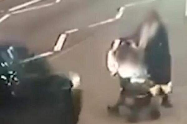 MAJKA GURALA DETE U KOLICIMA, A OVOM SE SIGURNO NIJE NADALA: Posle ovog snimka NEĆETE MOĆI DA ZASPITE, STRAVIČNO!