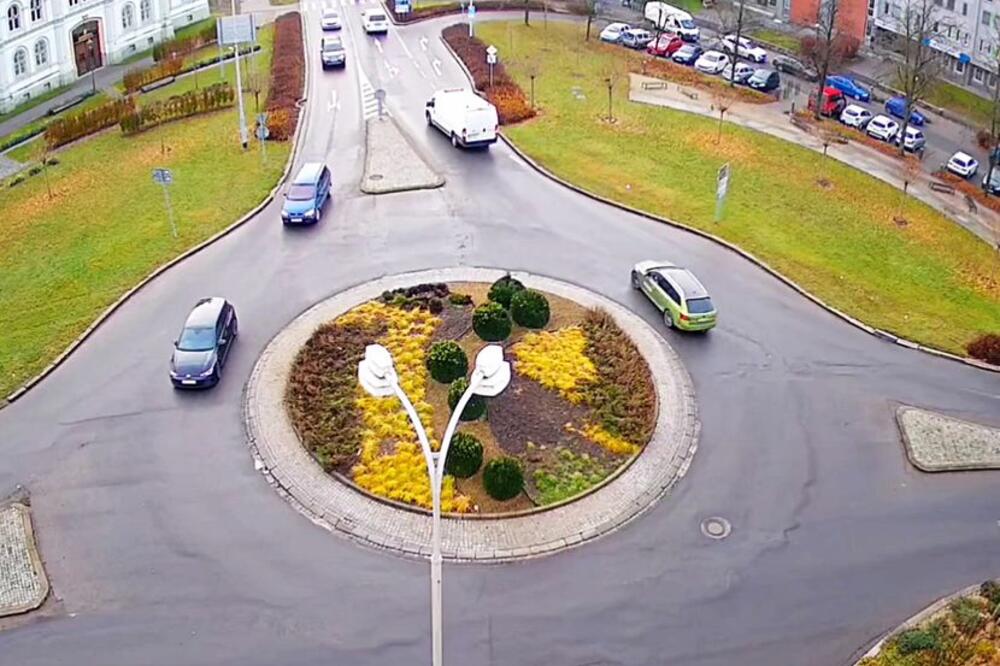 OVOG ČOVEKA JE KOŠTAO VOZAČKI ISPIT, PAO 20 SEKUNDI PRE KRAJA: Pažljivo pogledajte snimak