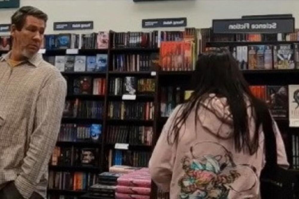 ČOVEK UŠAO U PRODAVNICU, A ONDA SU SE SVI OKRETALI KADA SU VIDELI ŠTA RADI: Jedna žena ga je gledala dok je...