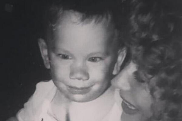 Da li znate ko je dečak sa fotke? Danas važi za opasnog dasu, njegovo ime zna cela Srbija i u braku je sa pevačicom