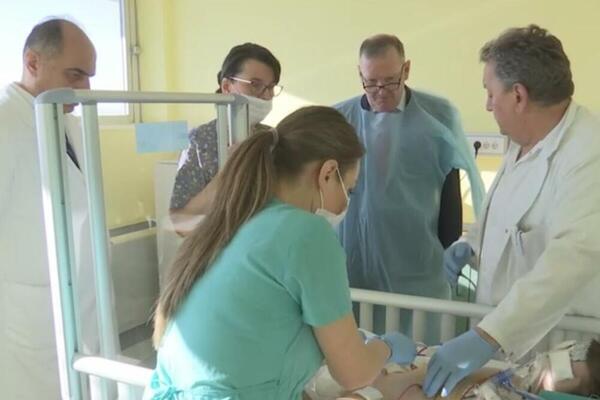 MALOM ISAKU JE SVAKI OBROK BIO MUČENJE: Doktor samo zbog njega došao u Beograd i BESPLATNO uradio OPERACIJU!