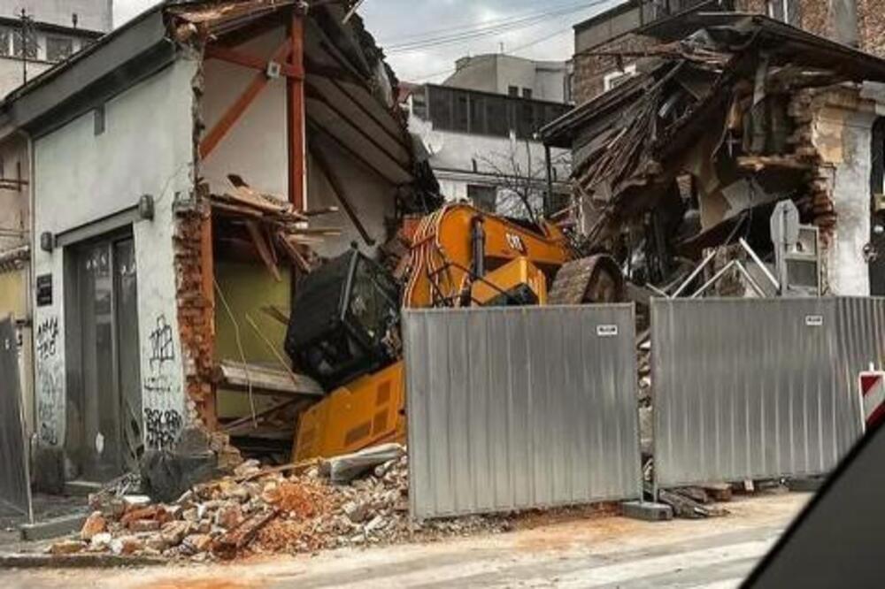 VLASNICI NISU IMALI POJMA DA IM SE OVO NALAZI ISPOD KUĆE! Bager im propao kroz dom pa otkrio 40 GODINA STARU TAJNU