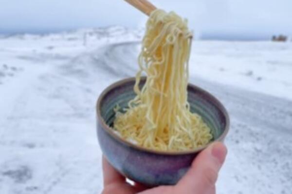 I U SRBIJI UME DA BUDE HLADNO, ALI OVO JE POTPUNO DRUGA DIMENZIJA: Mladić pokušao da jede ŠPAGETE, a onda...(VIDEO)