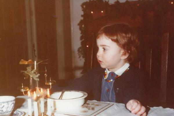 DEVOJČURAK SA FOTKE JE ŽENA KOJA DANAS OBARA SA NOGU: Mami uzdahe gde god da se pojavi, ZNATE LI O KOME JE REČ?