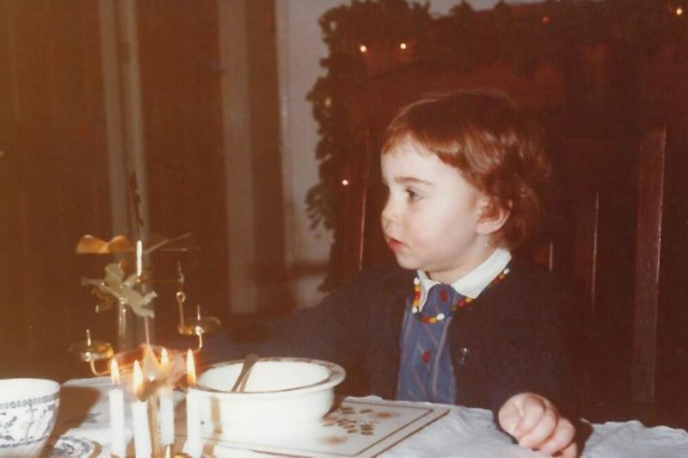 DEVOJČURAK SA FOTKE JE ŽENA KOJA DANAS OBARA SA NOGU: Mami uzdahe gde god da se pojavi, ZNATE LI O KOME JE REČ?