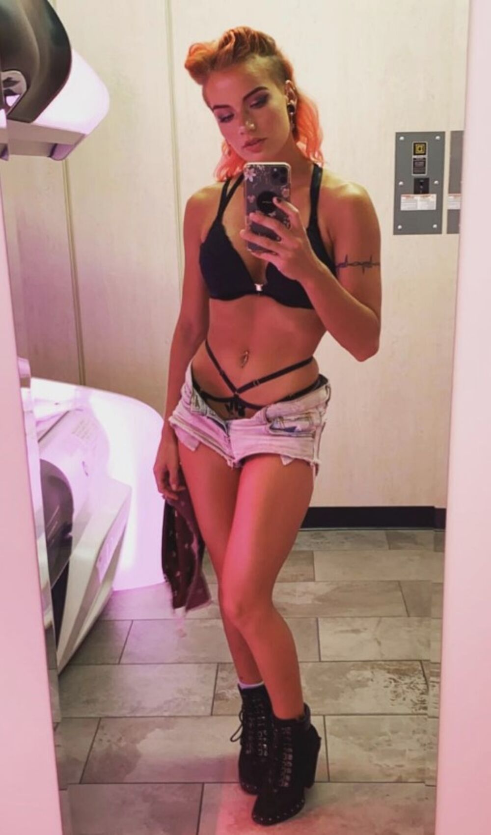 Atraktivna plavuša, Kamion