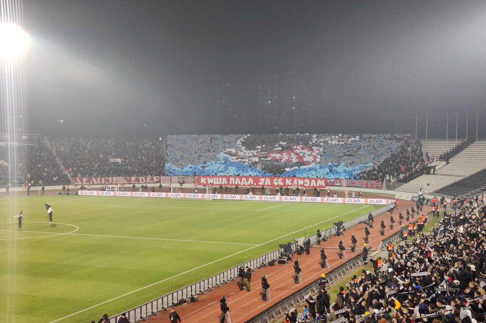 DELIJE NADJAČALE GROBARE: Fudbaleri Zvezde imaju OGROMNU PODRŠKU u Humskoj! (VIDEO)