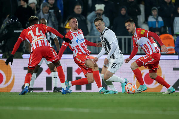 VEČITI DERBI NEĆE MOĆI DA GLEDA ČITAVA SRBIJE! Evo gde gledati uživo prenos meča Crvene zvezde i Partizana (FOTO)