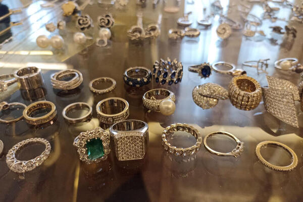 U second hand radnji kupila torbu: Kad ju je otvorila, samo što nije pala u nesvest, kakav šok